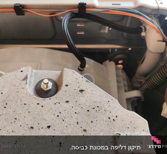 חלקים פנימיים של מכשיר חשמלי עם חוטים וברגים